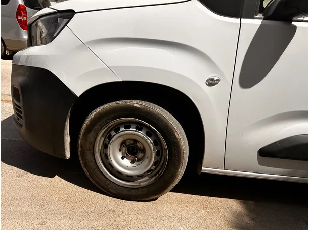 Car image 9