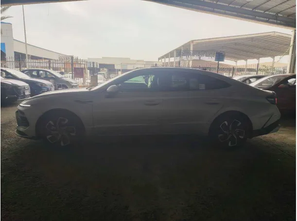Car image 8