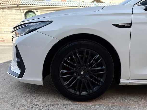 Car image 9