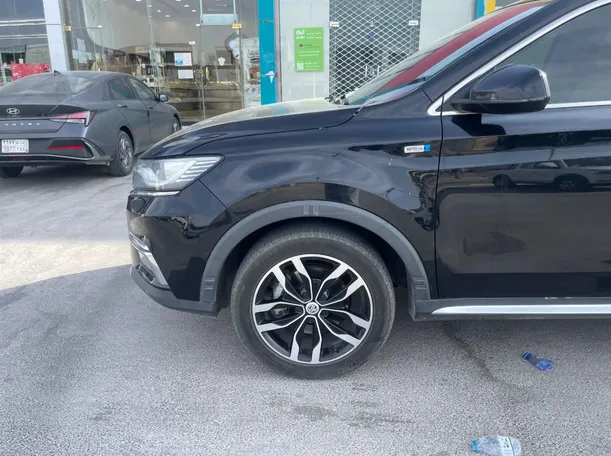 Car image 9