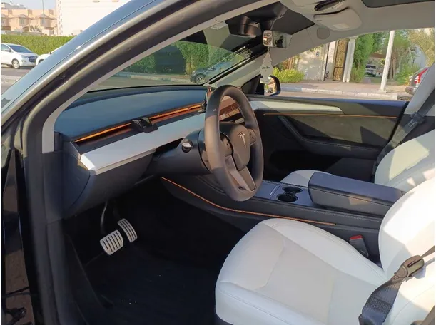 Car image 11