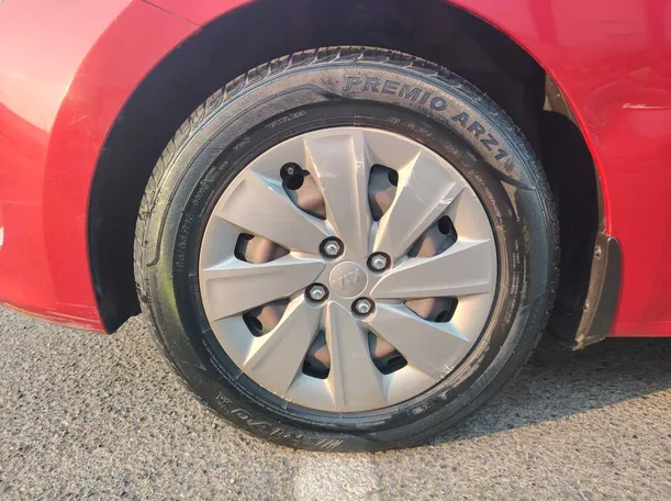 Car image 9