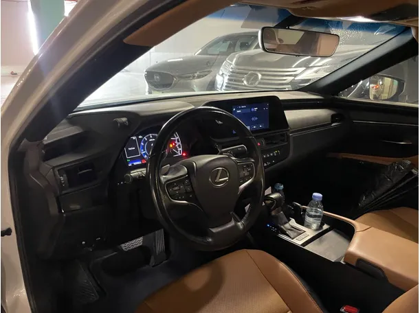 Car image 10