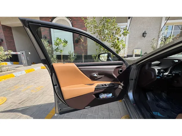 Car image 9