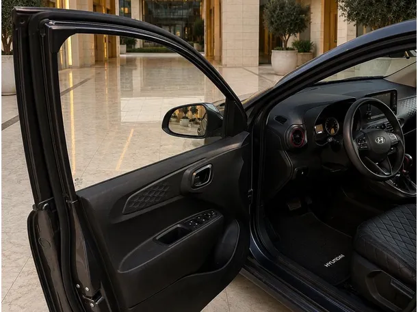 Car image 10