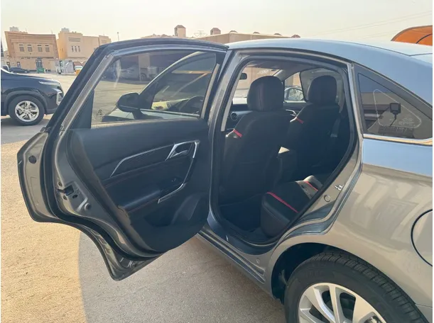 Car image 14