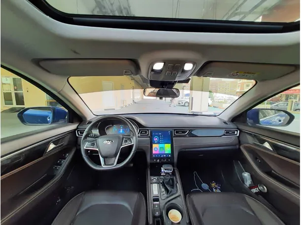 Car image 14