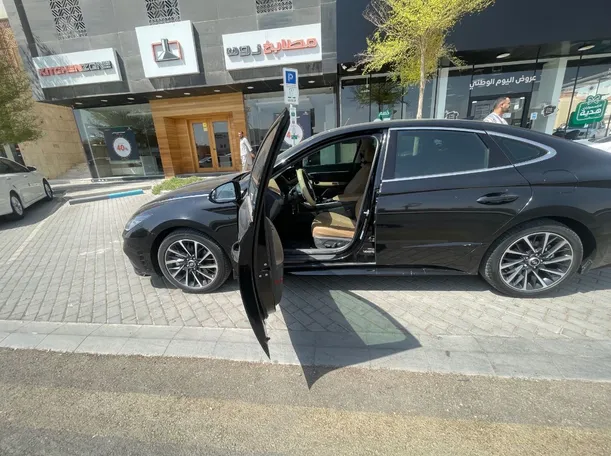 Car image 13