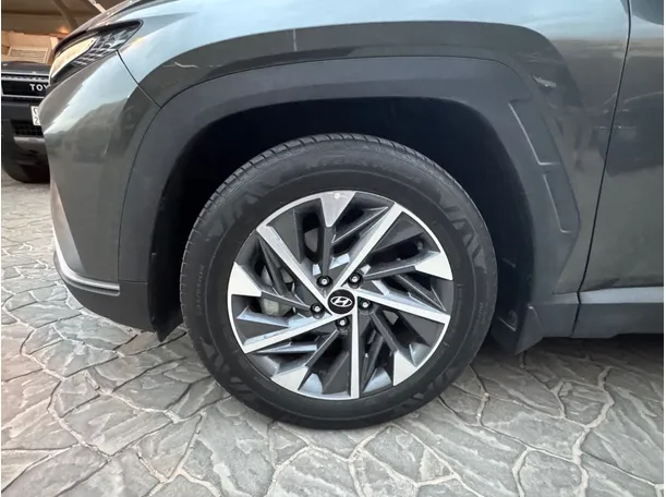 Car image 9