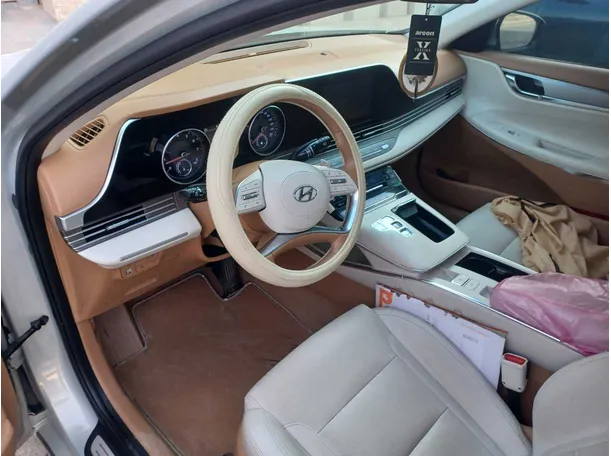 Car image 12