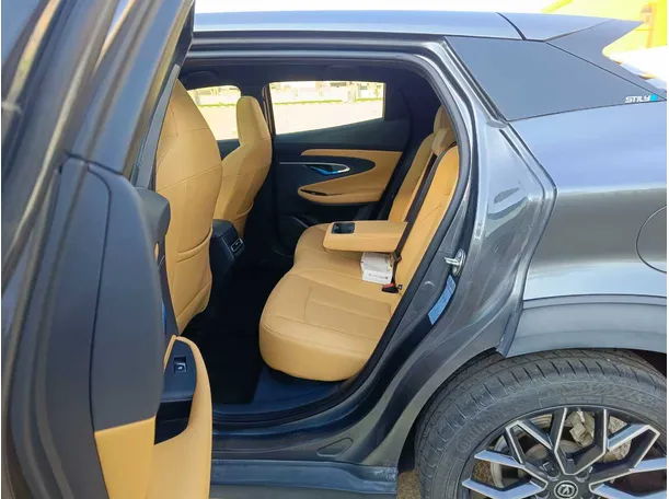Car image 19