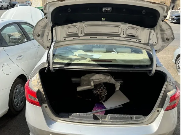 Car image 14