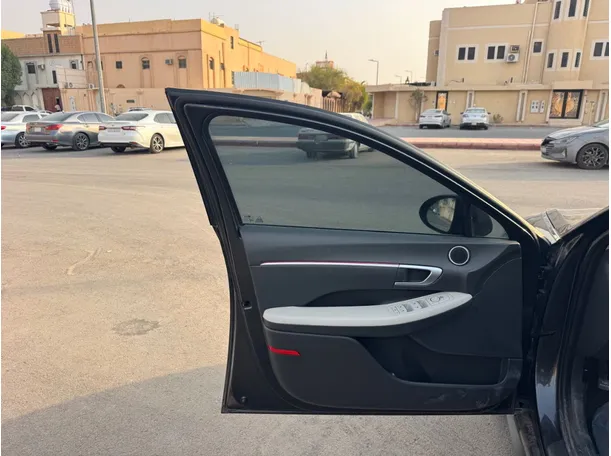 Car image 10