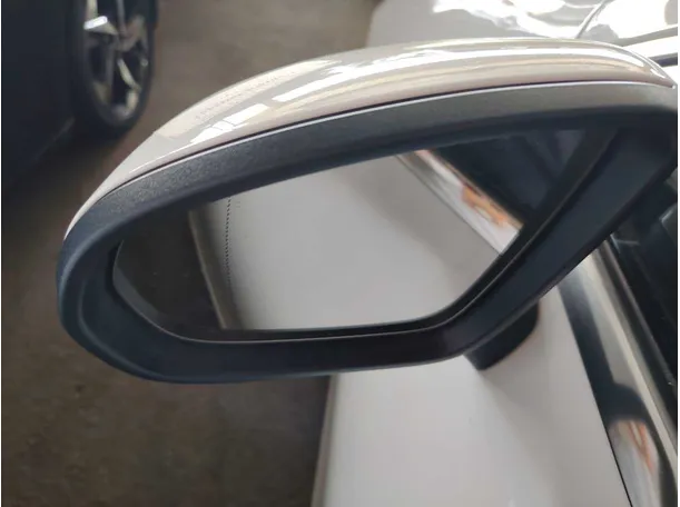 Car image 32