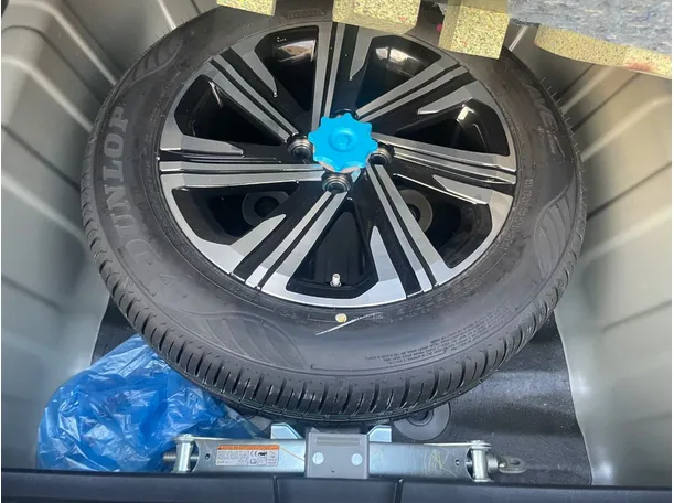Car image 24