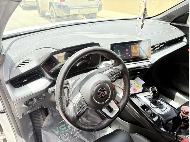 Car image 12