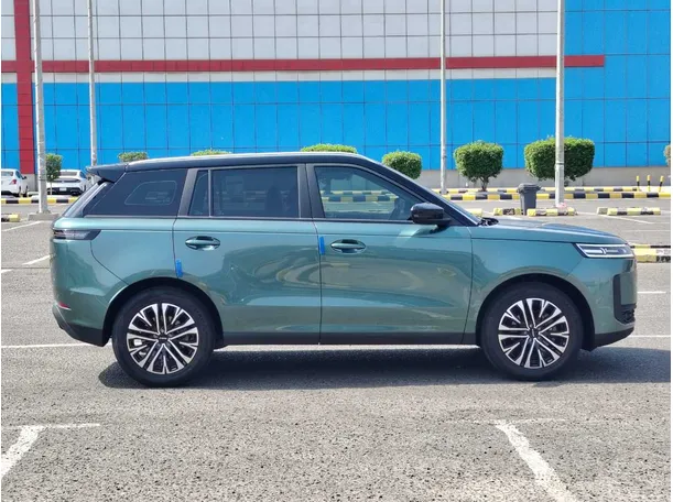 Car image 4