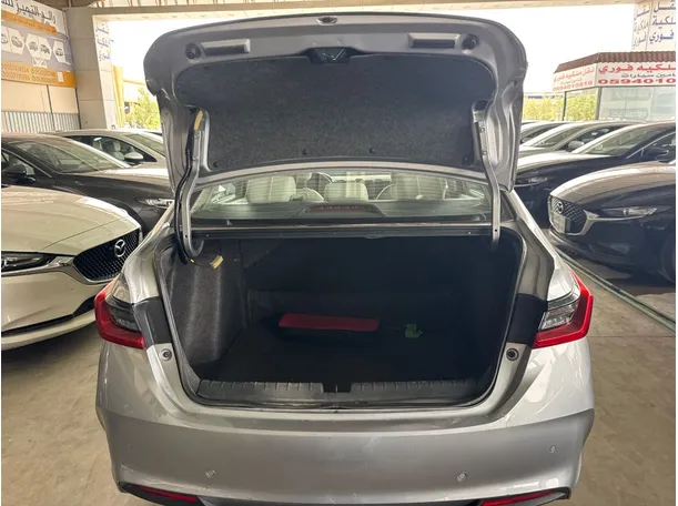 Car image 18