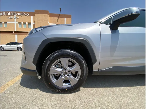 Car image 9