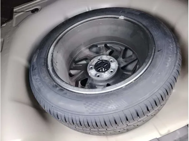 Car image 40