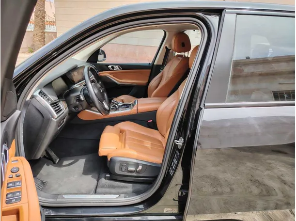 Car image 12