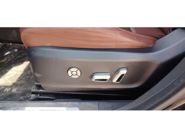 Car image 26