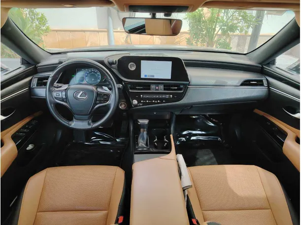 Car image 18