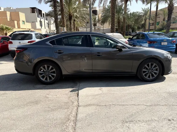 Car image 4