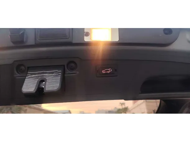 Car image 25