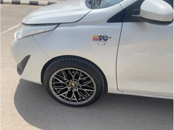 Car image 8