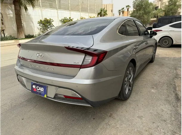 Car image 4