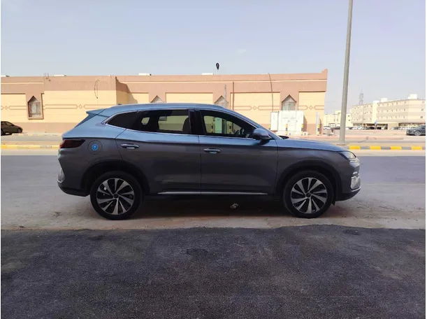 Car image 4
