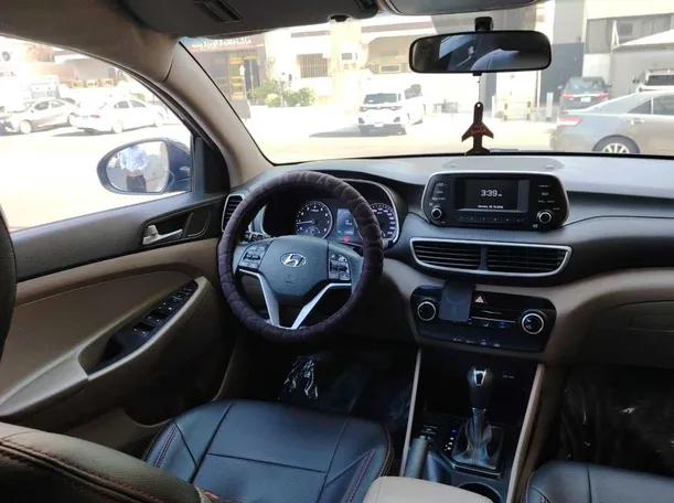 Car image 18