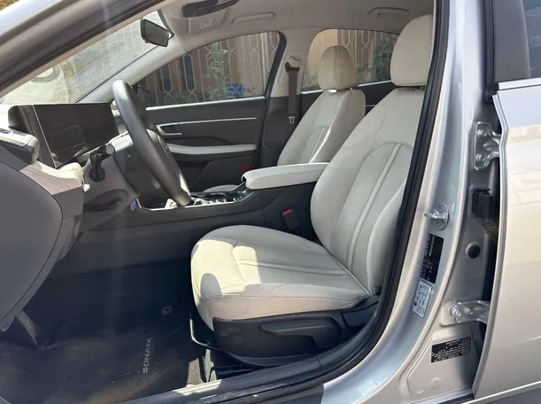 Car image 12
