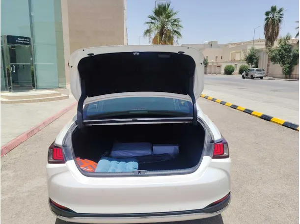 Car image 25