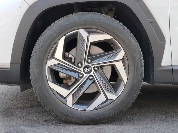 Car image 10
