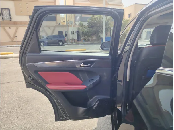 Car image 14