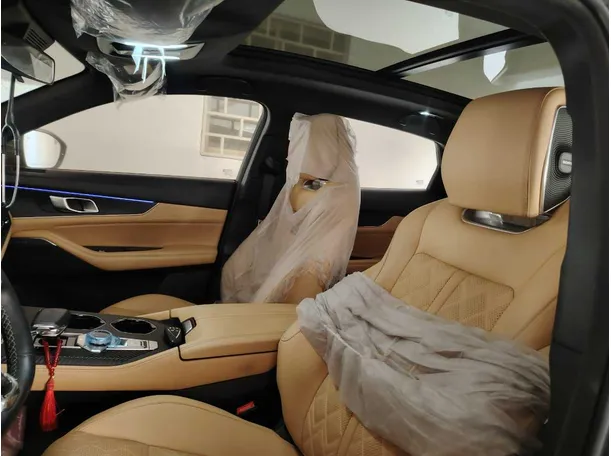 Car image 14