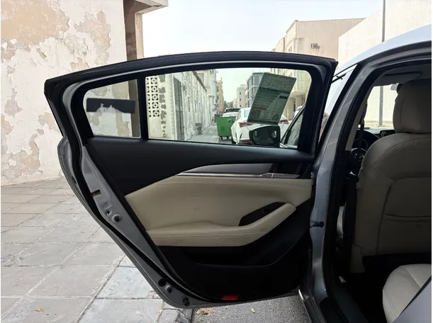 Car image 14