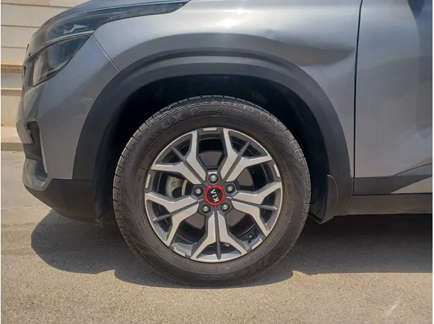 Car image 9