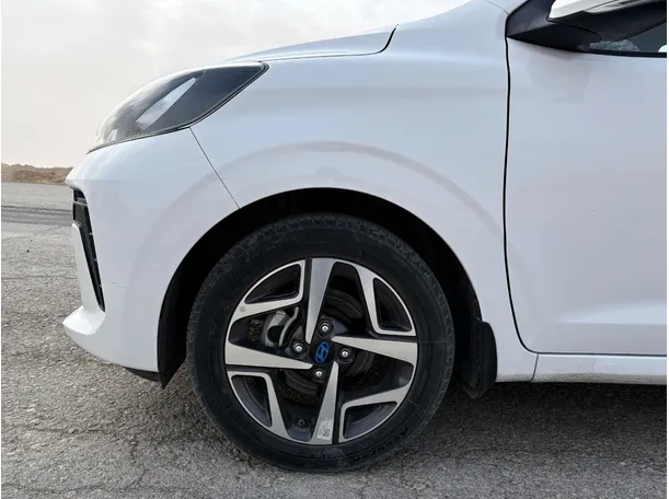 Car image 9