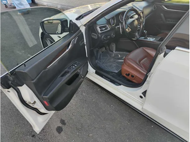 Car image 12