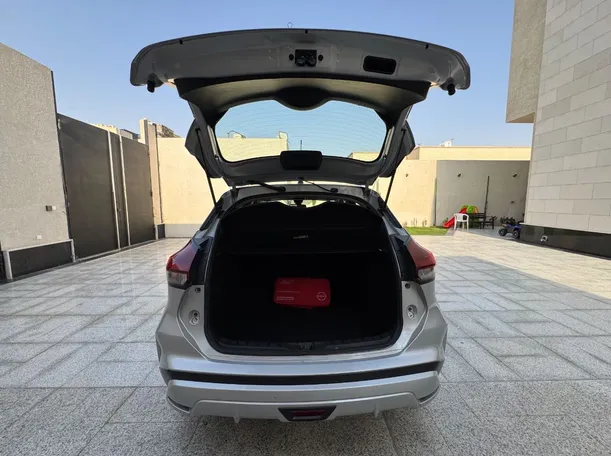 Car image 23