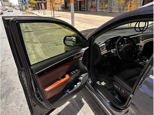Car image 10