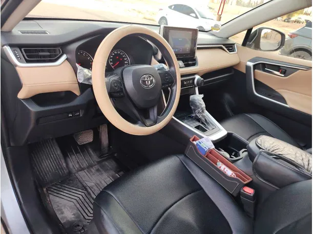 Car image 12