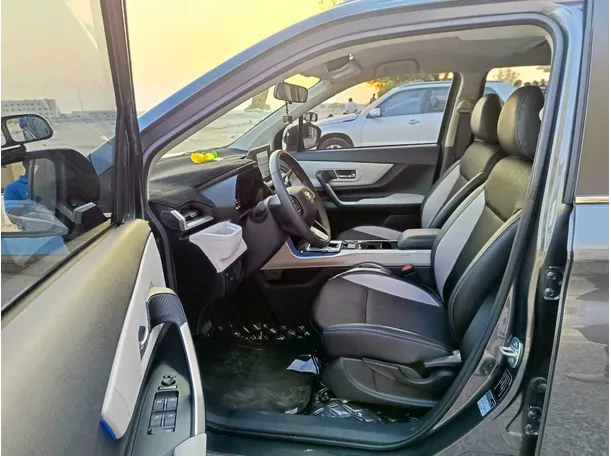 Car image 14