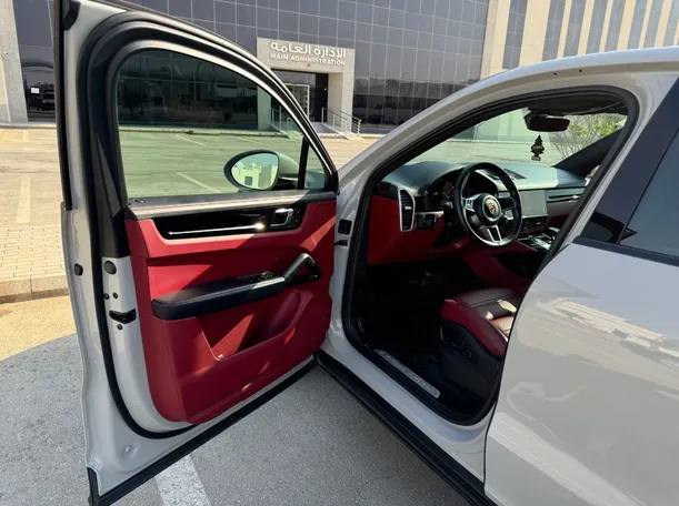 Car image 10