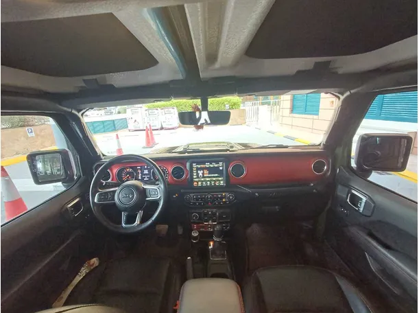 Car image 14