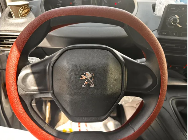Car image 13
