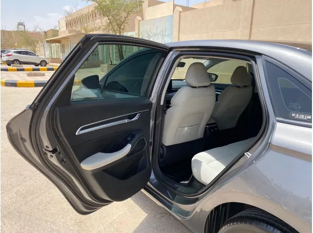 Car image 12